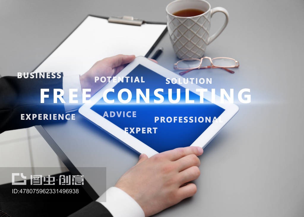 辦公室用平板電腦工作的人。咨詢服務理念Man working with tablet in office. Consulting service concept